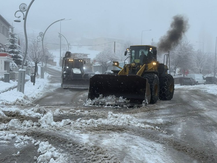 Başkale’de Karla Mücadele Çalışmaları Aralıksız Sürüyor