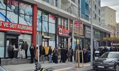 Van’da Et ve Süt Kurumu Önünde Kuyruk Çilesi: Ucuz Et İçin Saatlerce Sıra Bekliyorlar