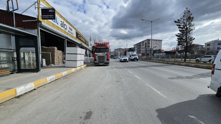 VAN İPEKYOLU’NDA DURAK İŞGALİ: İNŞAAT MALZEMELERİ OTOBÜSLERİN GÖRÜŞ AÇISINI KAPATIYOR