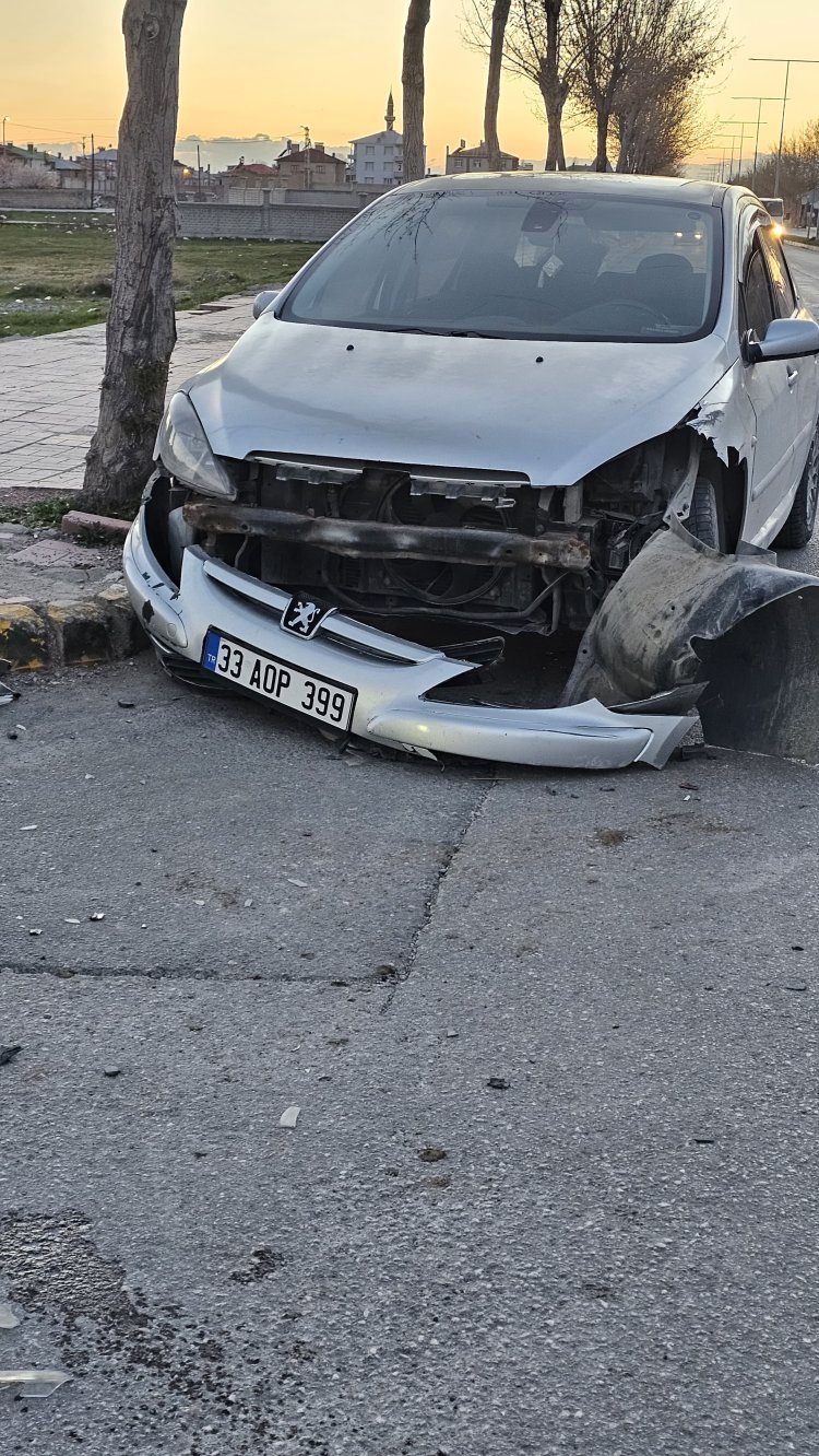 Van’ın İskele Mahallesi’nde Kamyonla Otomobil Çarpıştı: Maddi Hasar Büyük, Ölü ya da Yaralı Yok