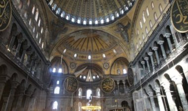 Ayasofya Camisi'nde Yüksek Sesle İncil Okuyan İki Turist Gözaltına Alındı