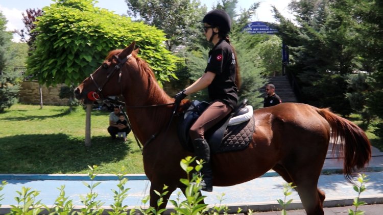 Edremit'in Ortak Kullanım Alanlarında Kadın Atlı Zabıta Devriyesi