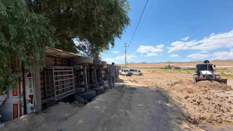 Saman Yüklü Tır Devrildi: Mahalle Yolu Ulaşıma Kapandı