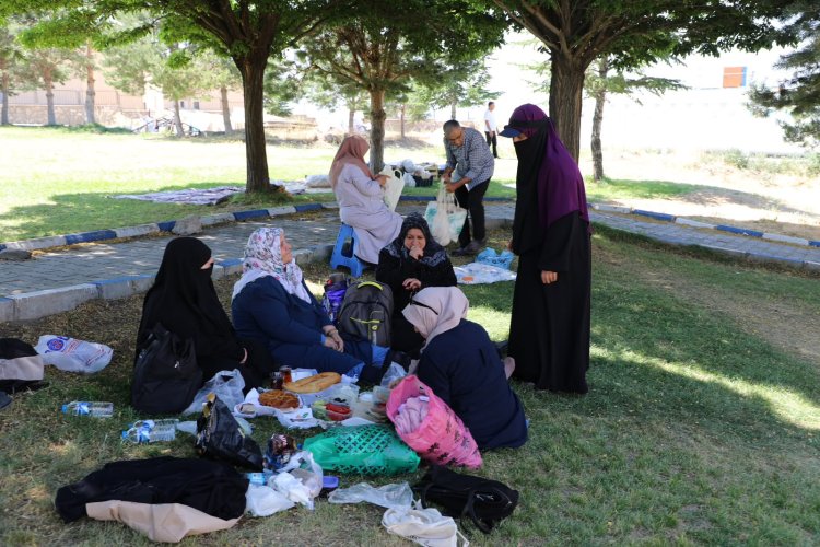 Van Gölü Kıyısında Huzur Dolu Bir Gün: 150 Yaşlı Doğayla Buluştu