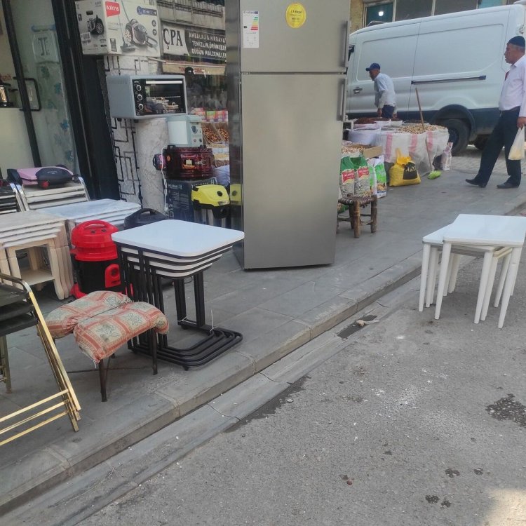 Van’da Kaldırım İşgali Kronik Sorun Oldu: Vatandaşlar Yolda Yürümek Zorunda Kalıyor